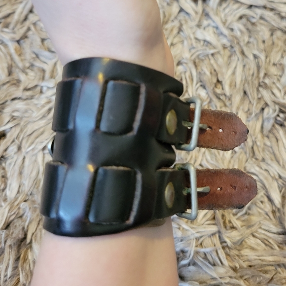 MAC COSMETICS employee bracelet - Picture 3 of 7